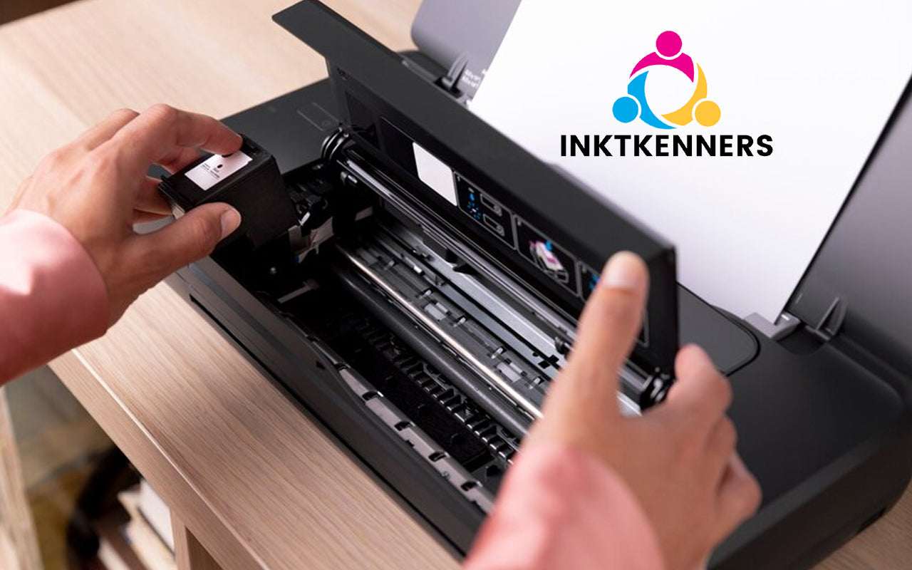 Persoon opent printer om tonercartridge te vervangen