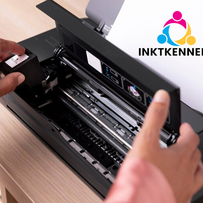 Persoon opent printer om tonercartridge te vervangen